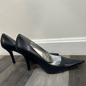 Nine West Women’s Size 9 Navy Leather Point Toe Heel
